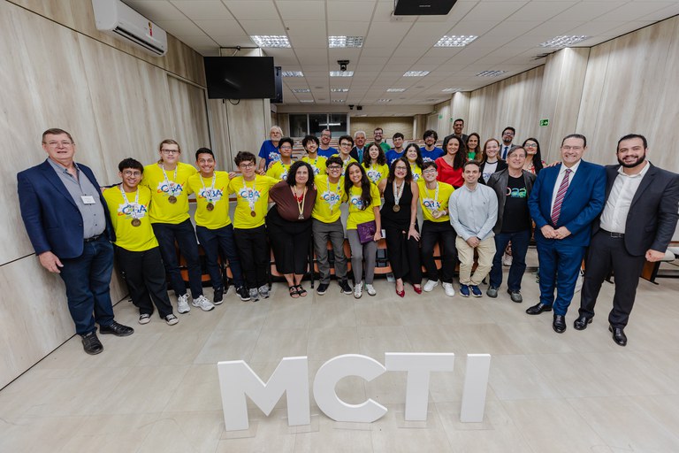 Ministra Luciana Santos recebe jovens participantes de olimpíadas internacionais de astronomia e astronáutica