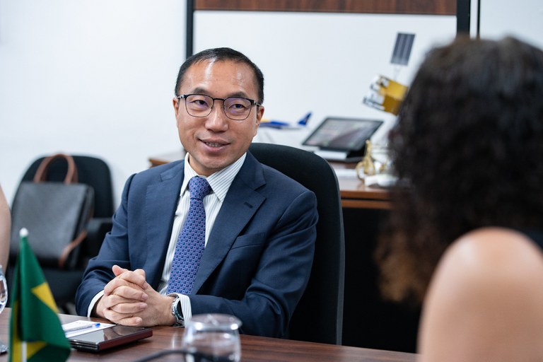 Ministra Luciana Santos se reúne com empresa chinesa para tratar de parcerias em inovação e desenvolvimento tecnológico