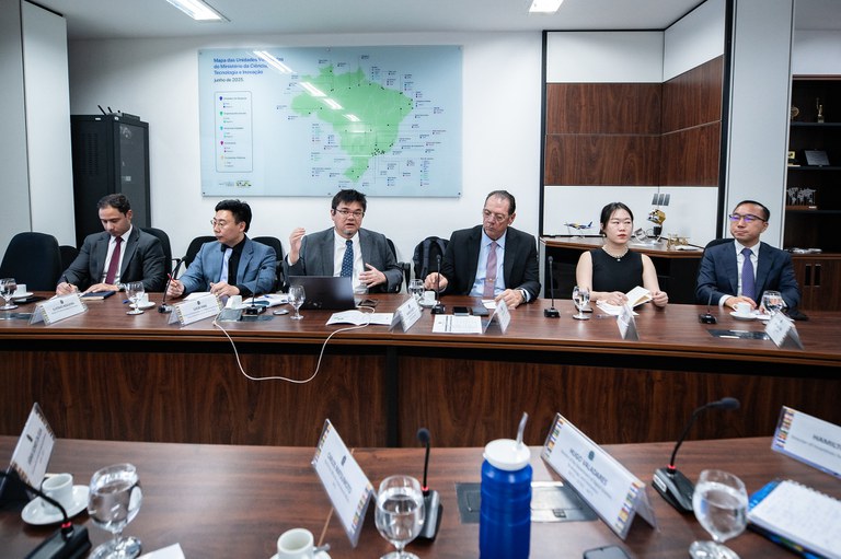 Ministra Luciana Santos se reúne com empresa chinesa para tratar de parcerias em inovação e desenvolvimento tecnológico