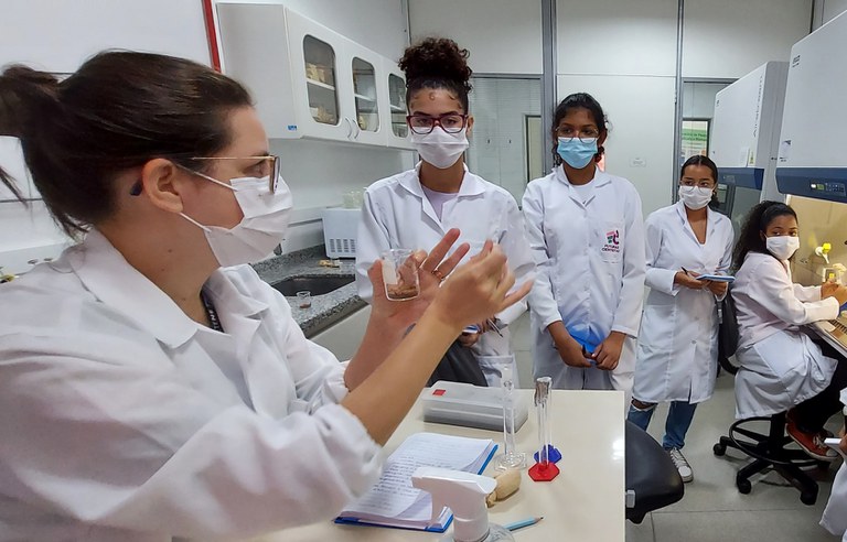 FUTURAS CIENTISTAS_01 (1).jpg