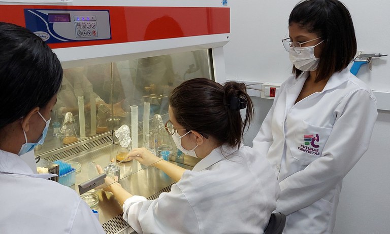 FUTURAS CIENTISTAS_02 (1).jpg