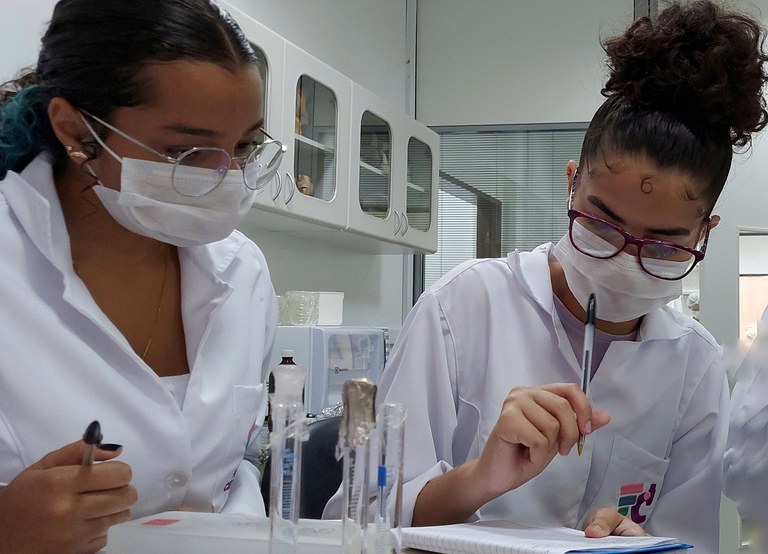 FUTURAS CIENTISTAS_03 (1).jpg