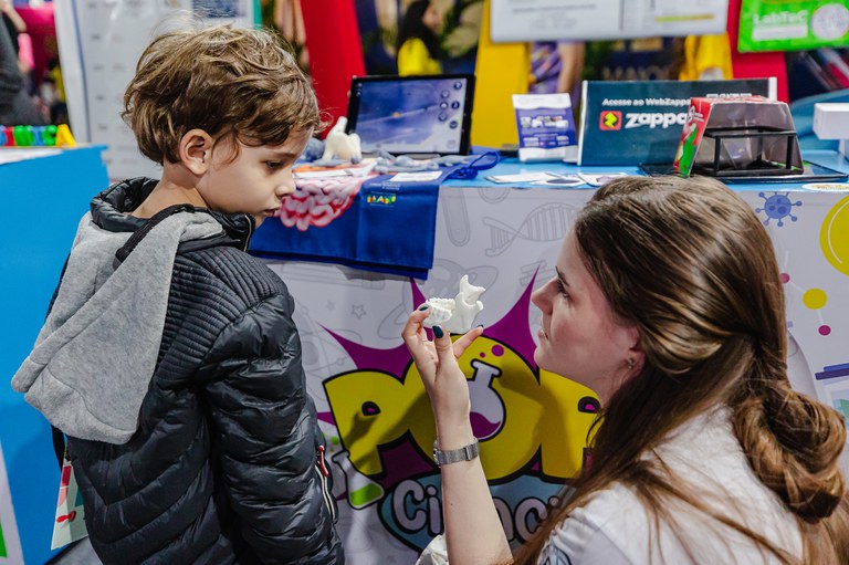Estande Pop Ciência mostra como a tecnologia pode tornar o ensino mais interativo, acessível e próximo da curiosidade dos alunos. Fotos: Luara Baggi (ASCOM/MCTI)