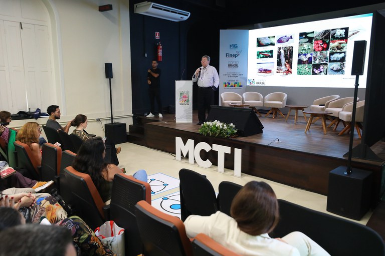 Brasil pode enfrentar aumento de até 6°C até 2100, afirma especialista em palestra na Casa da Ciência