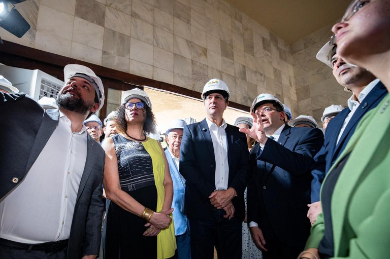 Luciana Santos visitou as obras do instituto de matemática acompanhada pelo ministro da Educação, Camilo Santana; e pelo governador do Piauí, Rafael Fonteles. Foto: Rodrigo Cabral (ASCOM/MCTI)