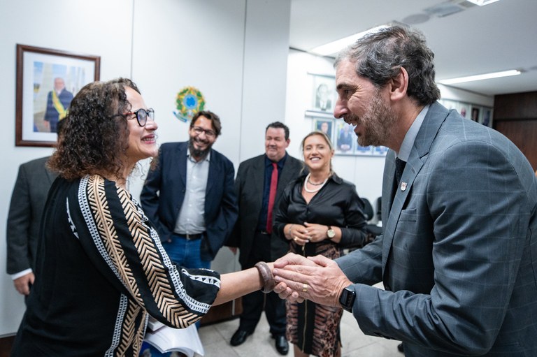 A ministra Luciana Santos recebeu reitor da Universidade Federal de Viçosa (UFV), professor Demetrius David da Silva. Foto: Rodrigo Cabral (ASCOM/MCTI)