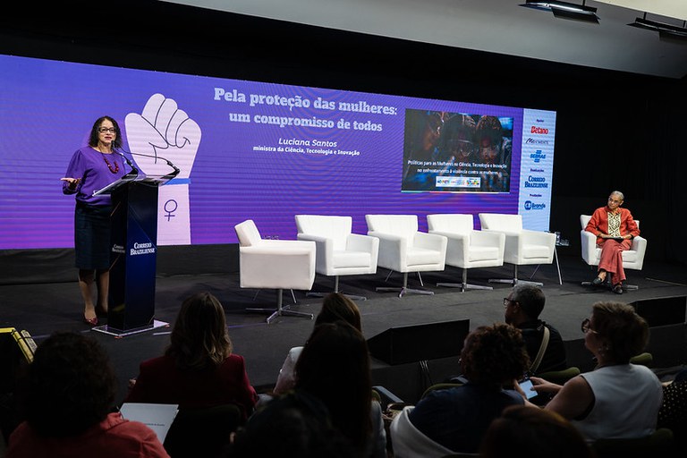 “Não se enfrenta a violência contra a mulher sem políticas públicas integradas”, diz Luciana Santos