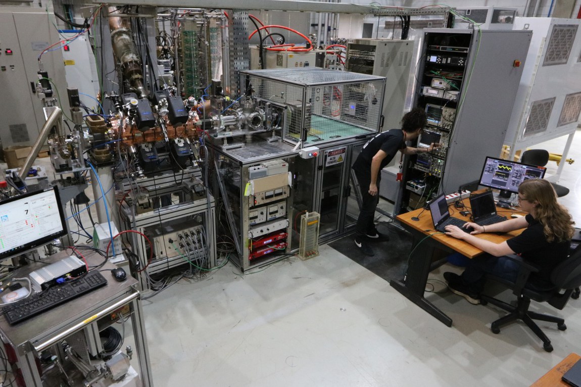 Além de dar maior rapidez aos diagnósticos e ampliar a oferta de insumos, o equipamento produzido no Brasil vai ajudar o governo a economizar na compra de medicamentos