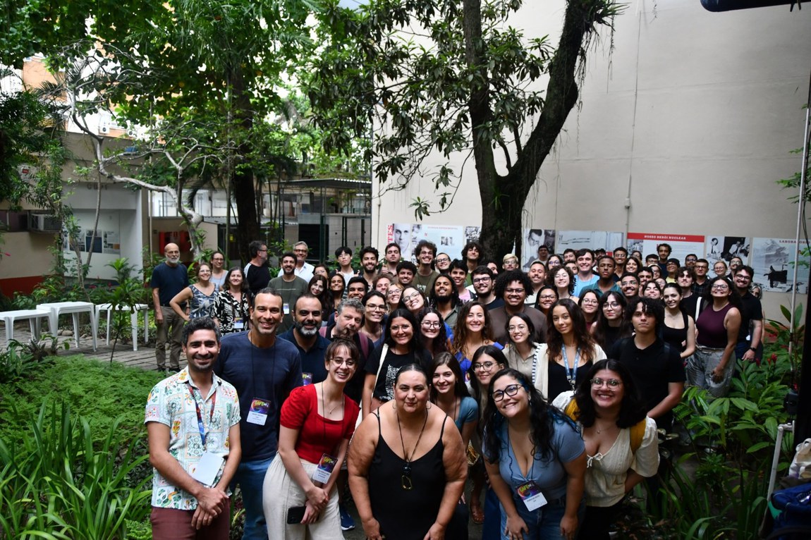 Durante o curso, os participantes frequentam laboratórios do CBPF e enfrentam desafios reais da física experimental