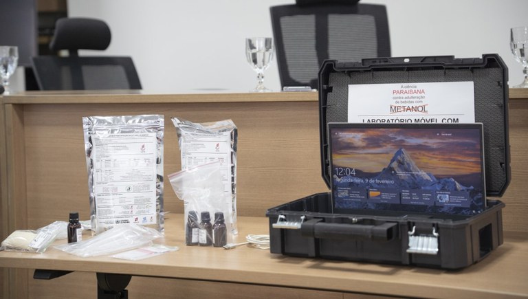 Onde o carnaval e a ciência se encontram: kits que detectam metanol em bebidas alcoólicas entram na folia