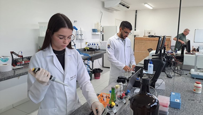 Onde o carnaval e a ciência se encontram: kits que detectam metanol em bebidas alcoólicas entram na folia