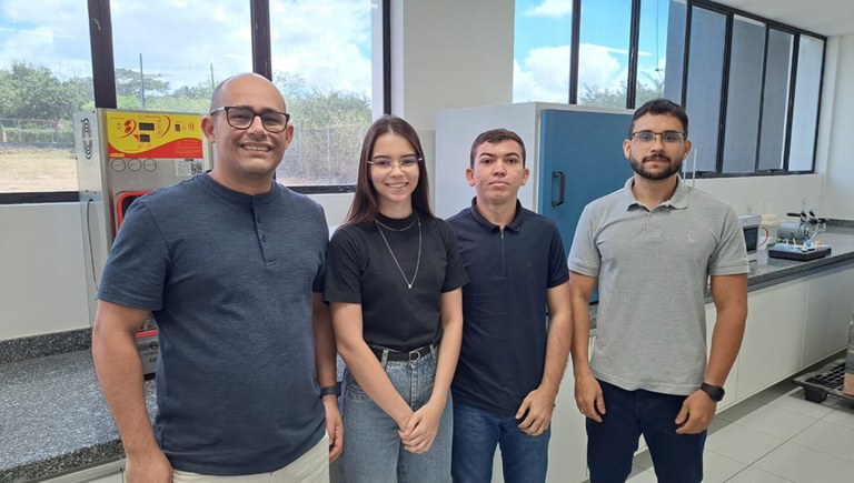 Onde o carnaval e a ciência se encontram: kits que detectam metanol em bebidas alcoólicas entram na folia