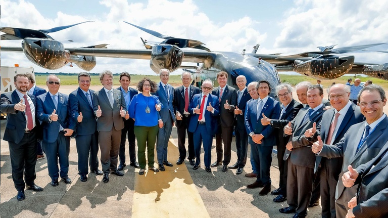Brasil apresenta primeiro caça supersônico produzido no País e avança em autonomia tecnológica