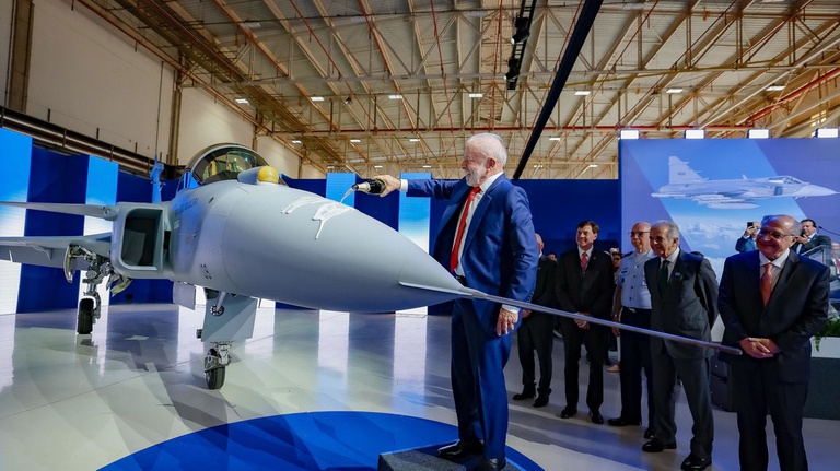 Brasil apresenta primeiro caça supersônico produzido no País e avança em autonomia tecnológica