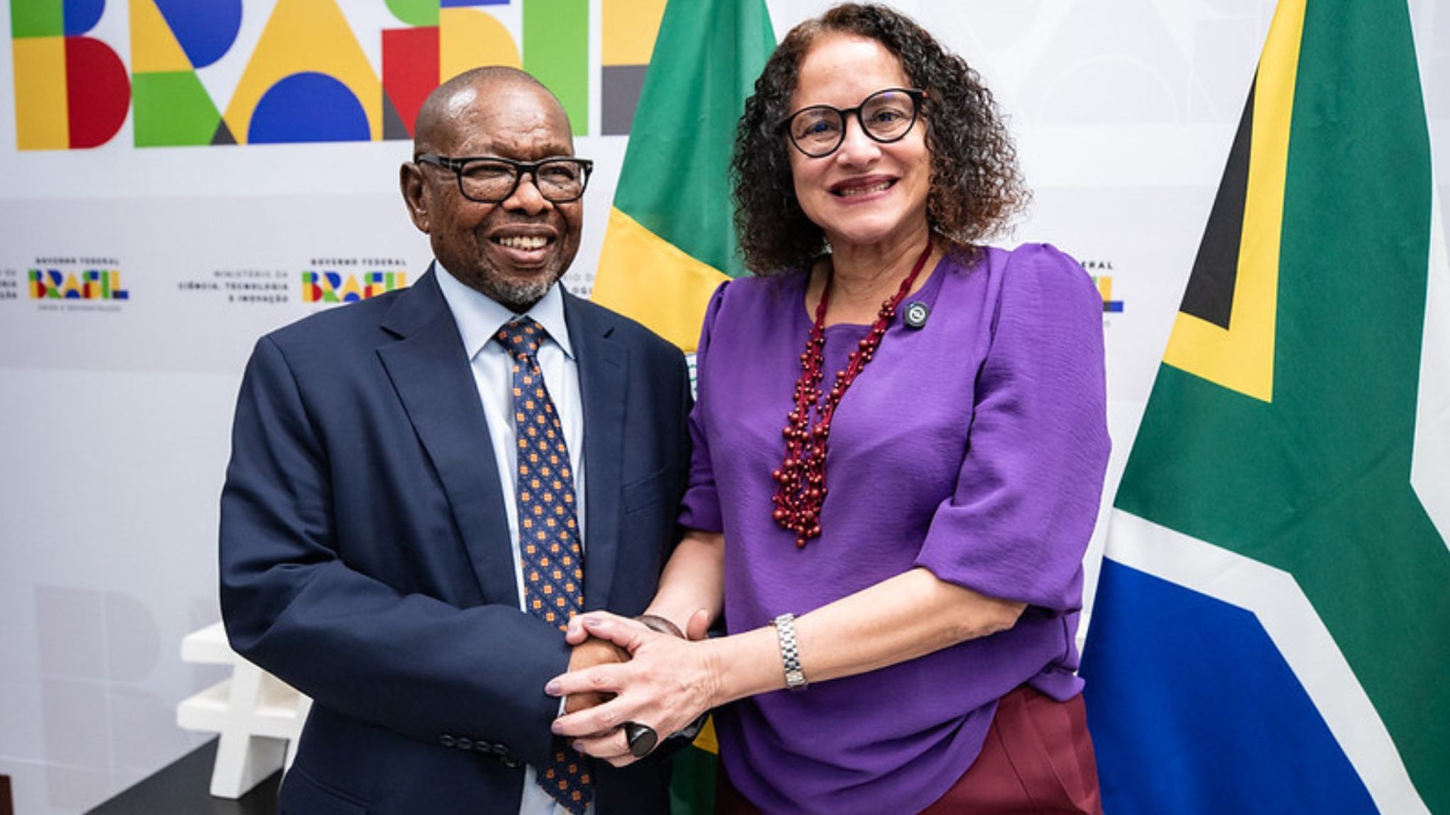 Em reunião no MCTI, a ministra Luciana Santos e o ministro sul-africano Blade Nzimande reafirmaram o compromisso de ampliar a parceria bilateral em áreas estratégicas para os dois países