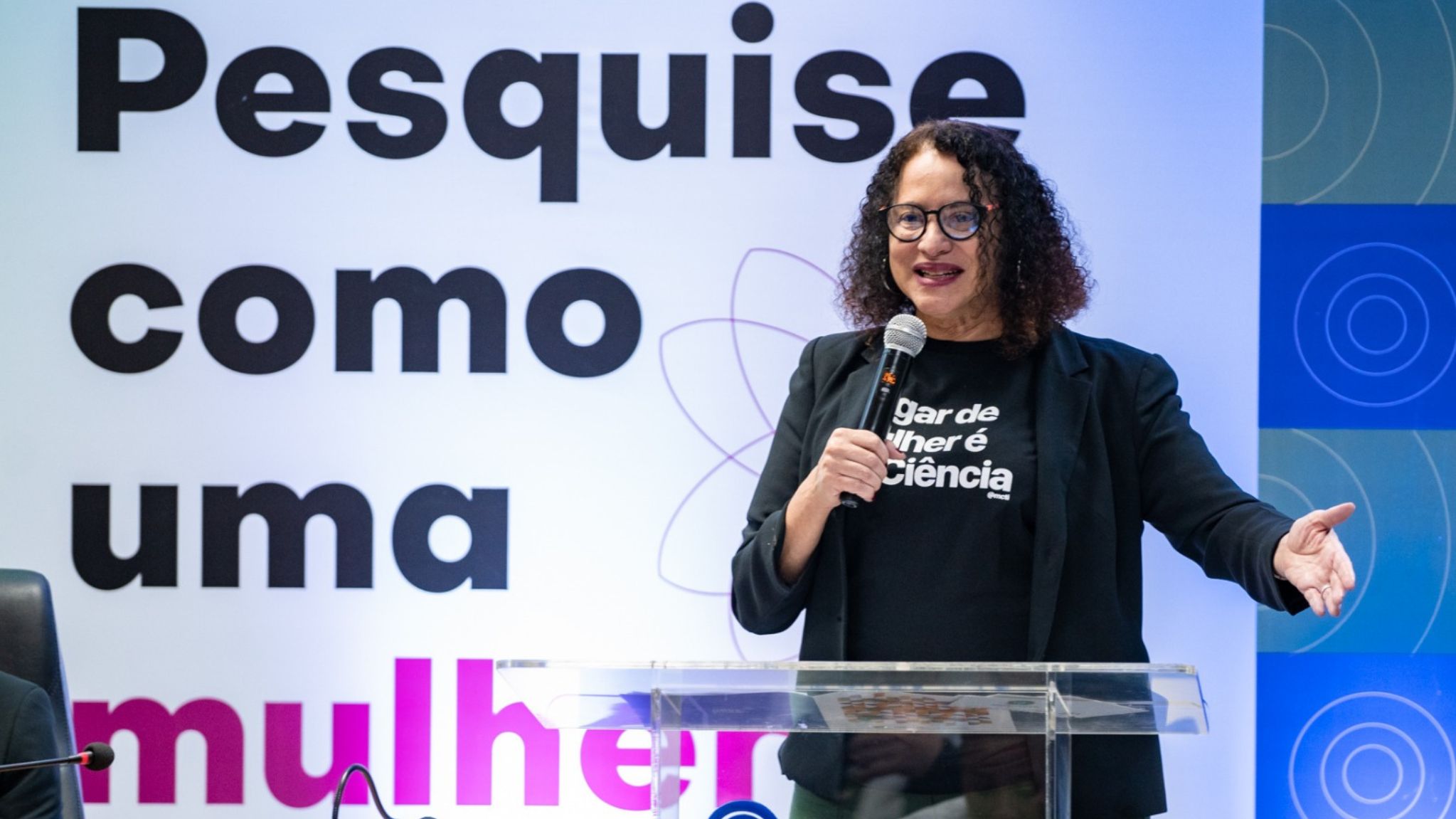 Iniciativa foi anunciada durante cerimônia de entrega do 2º Prêmio Mulheres e Ciência, nesta quinta-feira (5). Durante todo o mês, será anunciada uma série de ações voltadas para o público feminino na ciência