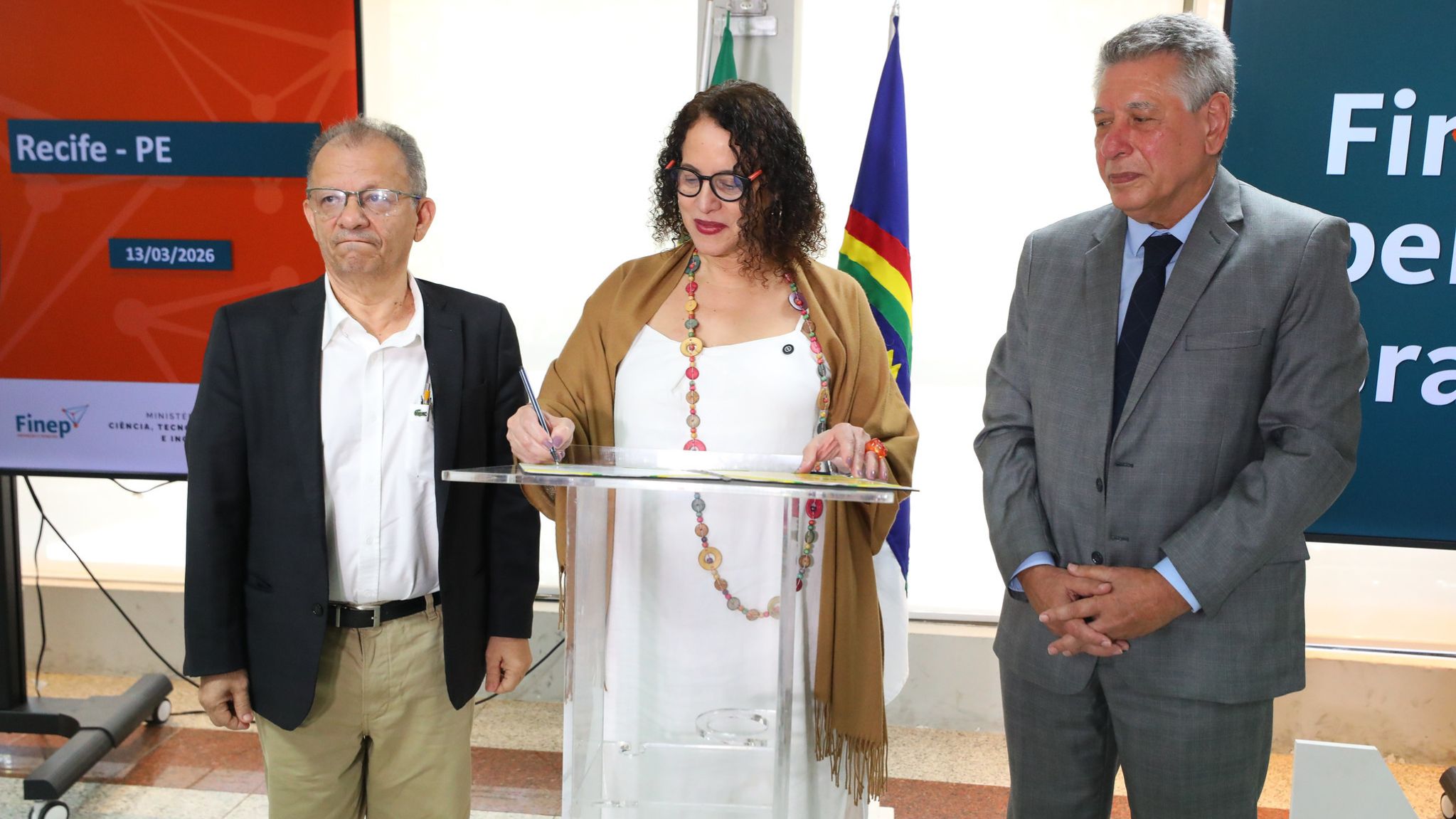 A ministra Luciana Santos visitou a capital Recife nesta sexta-feira (13) para anunciar mais investimentos em empresas e instituições científicas locais e assinar convênios com universidades