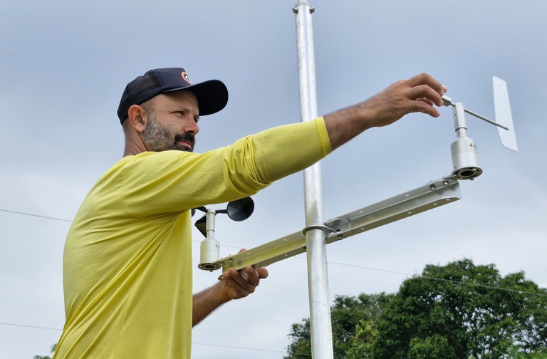 Pesquisadores e ribeirinhos se unem para monitorar clima na Amazônia em projeto do Mamirauá