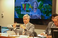 Ministro Paulo Teixeira apresenta programa Terra da Gente aos deputados federais
