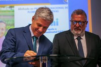 Ministro Paulo Teixeira assina acordo com Caixa para, por meio da agricultura familiar, recuperar áreas degradadas