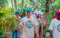Ministro Paulo Teixeira visita projeto de Florestas Produtivas com comitiva internacional