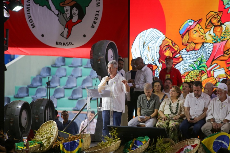 Ministro Paulo Teixeira anuncia medidas do Programa Terra da Gente / Foto: Albino Oliveira - Ascom MDA