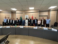 Ministro Paulo Teixeira recebe representantes da empresa chinesa de tratores Lovol