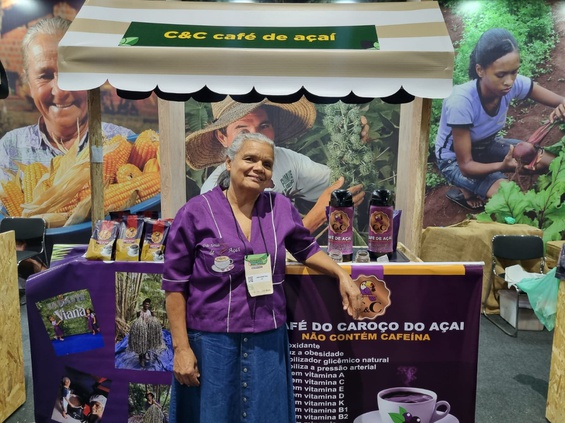 Linéia Loyola Martins, de Viana (ES), expondo o Café de Açaí, produto saudável oriundo da agricultura familiar. Foto: Beatriz Mendes