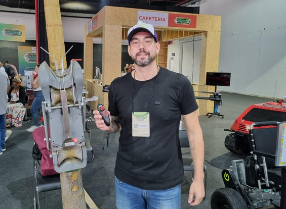 Nelson Franzone, da Kaatech, apresenta a máquina Açaí Bot durante a feira. Foto: Beatriz Mendes