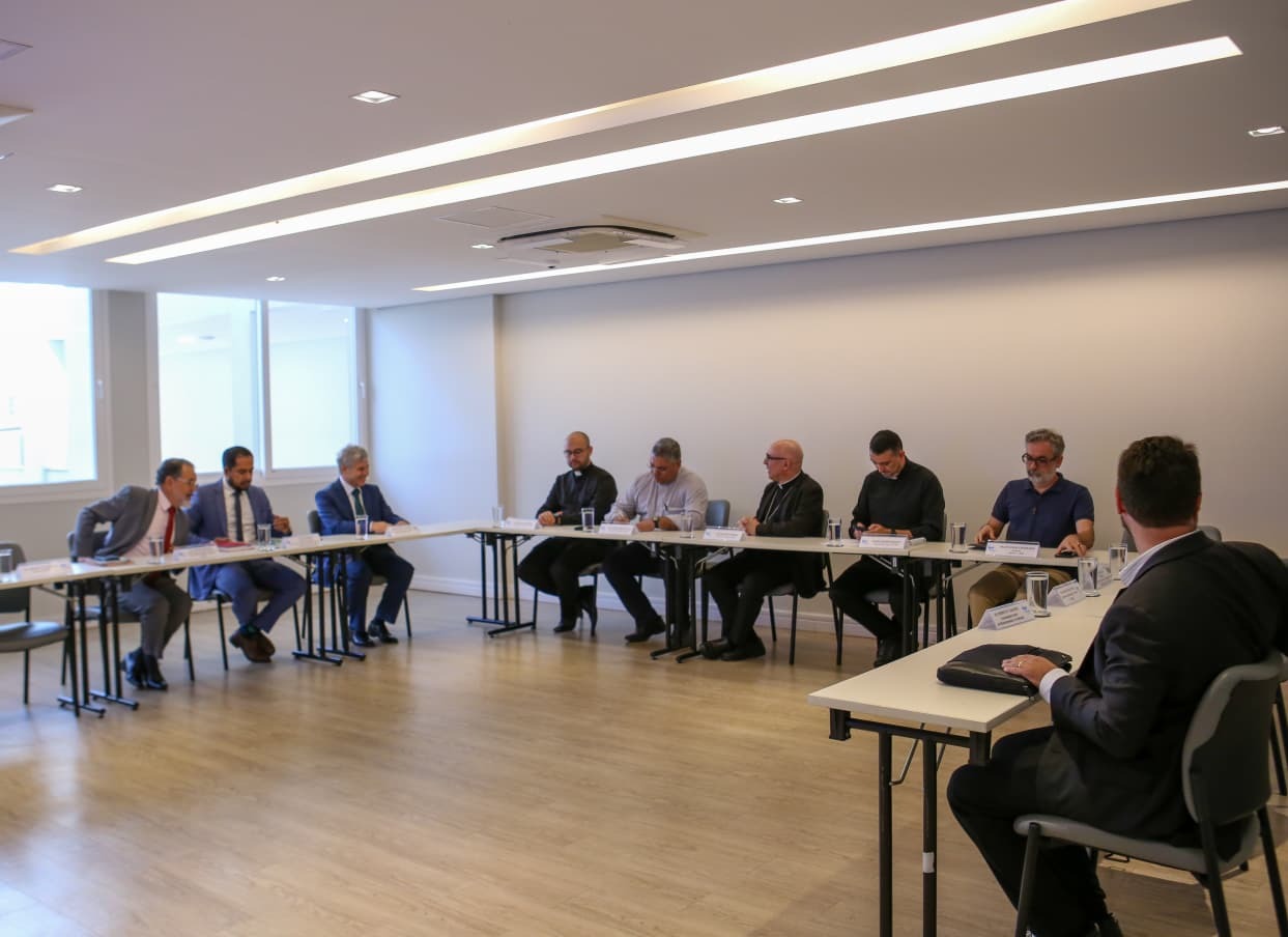 Ministro Paulo Teixeira visita Conferência Nacional dos Bispos do Brasil (CNBB)
