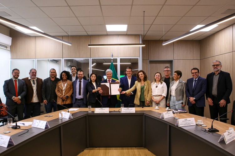 MDA promove parceria entre empresas brasileira e chinesa para fabricação de máquinas adaptadas a pequenas propriedades familiares.