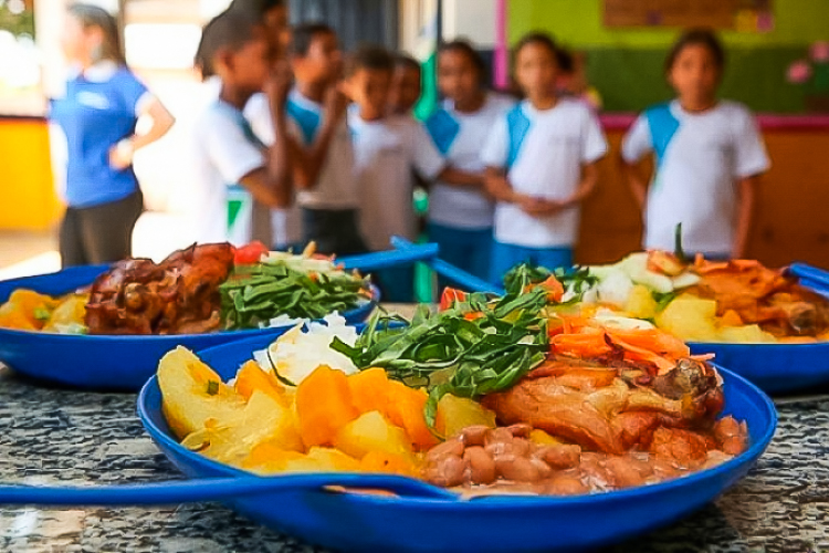 Do campo à escola: entenda por que o Brasil virou referência em alimentação escolar