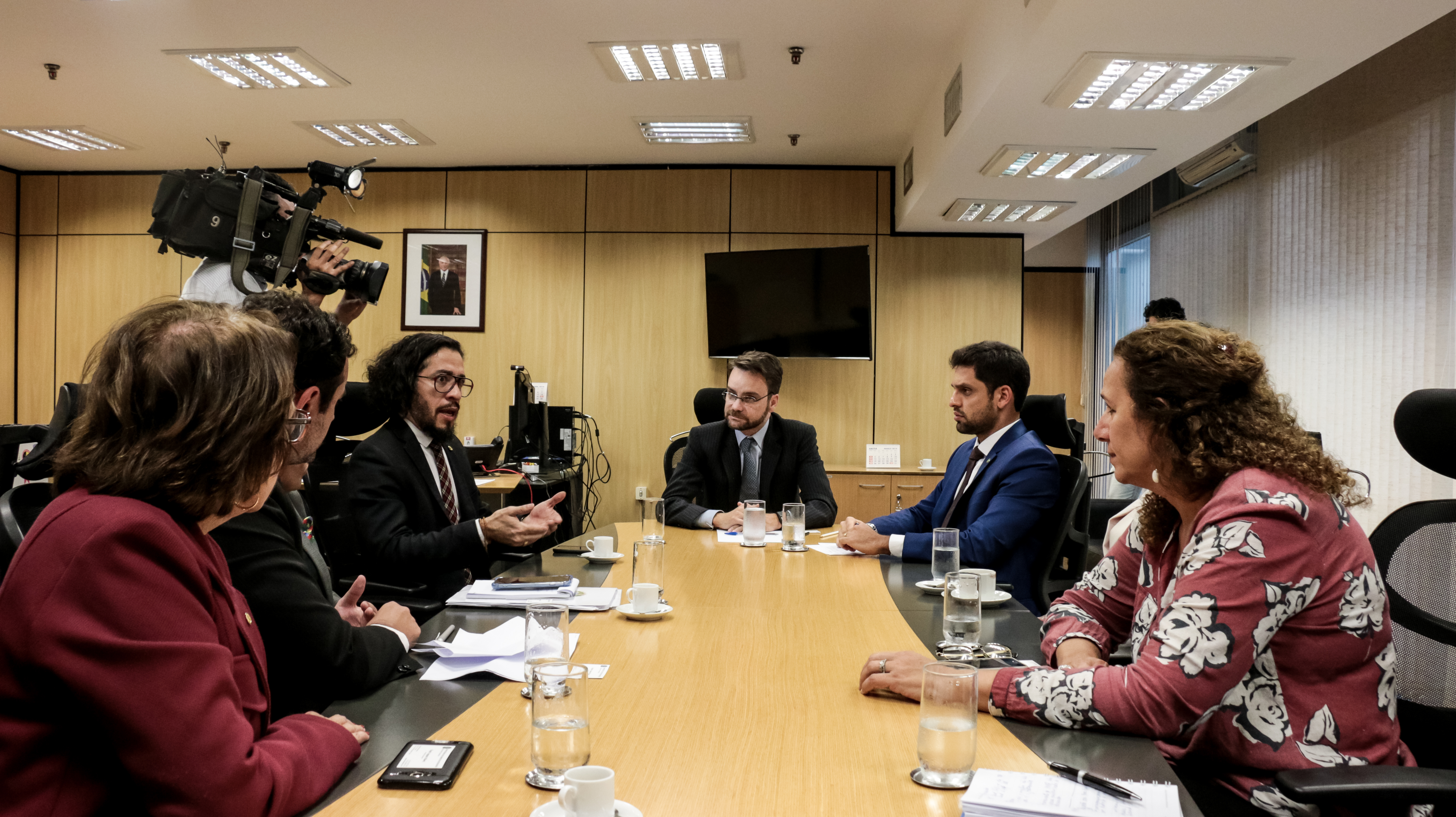 Ministro Gustavo Rocha recebe comissão que acompanha investigação do assassinato de Marielle Franco