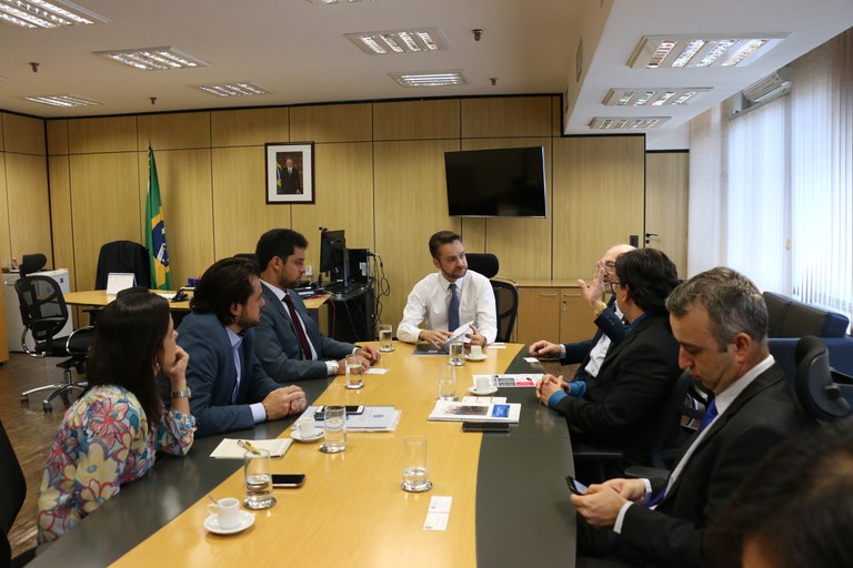 Ministro Gustavo Rocha recebe desembargador do estado de Pernambuco