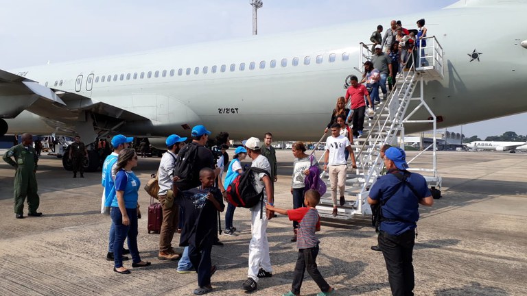 Mais de 200 venezuelanos são transferidos para outros Estados nesta quarta-feira (5).