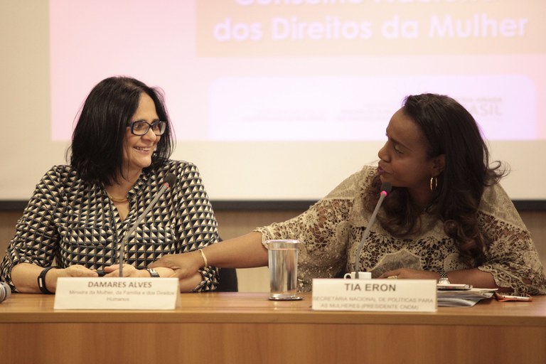 A ministra do MMFDH, Damares Alves e a Secretária Nacional de de Políticas para Mulheres, Tia Eron,  participaram da abertura da 55ª Reunião Ordinária do CNDM, em Brasília. (Foto: Willian Meira - MMFDH)