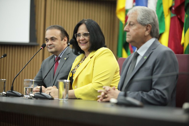 O deputado federal Roberto de Lucena, ministra Damares Alves e o secretário nacional de Promoção e Defesa dos Direitos da Pessoa Idosa do ministério, Antônio Costa, compôs a mesa do evento. (Foto: Willian Meira - MMFDH).