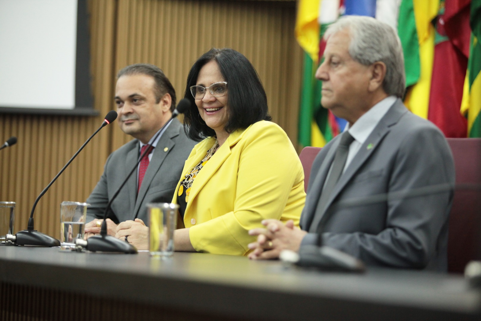 O deputado federal Roberto de Lucena, ministra Damares Alves e o secretário nacional de Promoção e Defesa dos Direitos da Pessoa Idosa do ministério, Antônio Costa, compôs a mesa do evento. (Foto: Willian Meira - MMFDH).