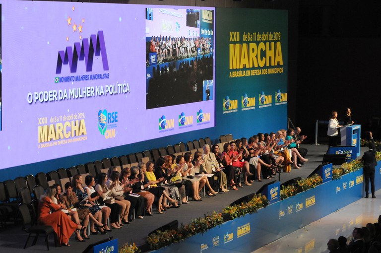 Ministra Damares destaca a importância das mulheres na política durante marcha em Brasília
