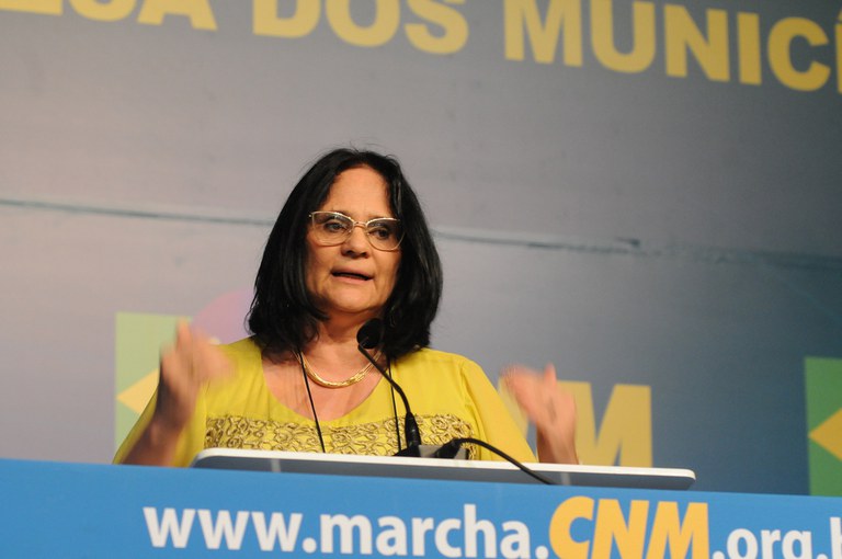 Ministra Damares destaca a importância das mulheres na política durante marcha em