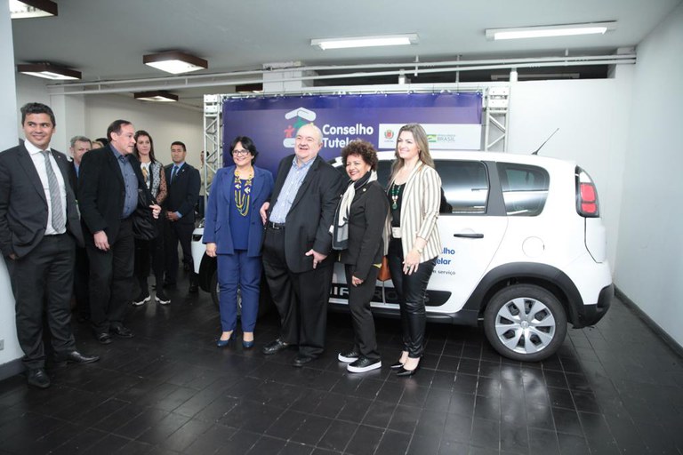 No Paraná, ministra inaugura serviço para idosos, entrega carros a conselhos e assina termos de cooperação