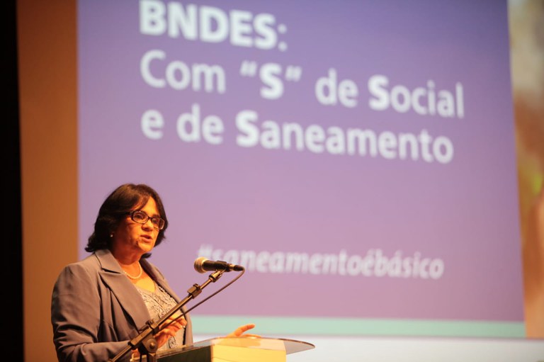 Celebrando parceria com BNDES no Rio, Ministra fala da urgência em garantir a todos o direito ao saneamento básico
