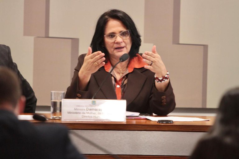 Ministra Damares Alves participa de audiência pública em Brasília.