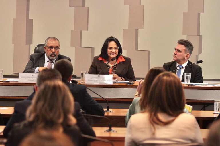 Convidada por comissão do Senado, ministra Damares Alves participa de audiência pública em Brasília