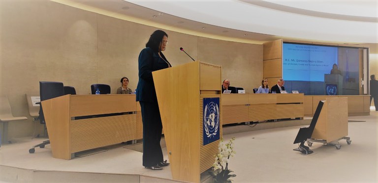 A ministra expressou a preocupação do governo brasileiro com as “persistentes e sérias violações de direitos humanos” cometidas naquele país e disse que o Brasil uniu-se aos esforços do autoproclamado presidente do país, Juan Guaidó, “não para intervir, mas para prover imediata ajuda humanitária ao povo venezuelano”.