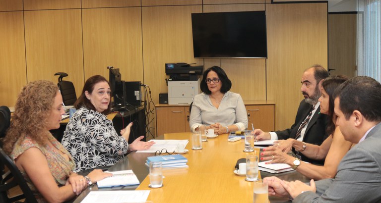 Ministra Damares Alves debate cooperação com a Unesco