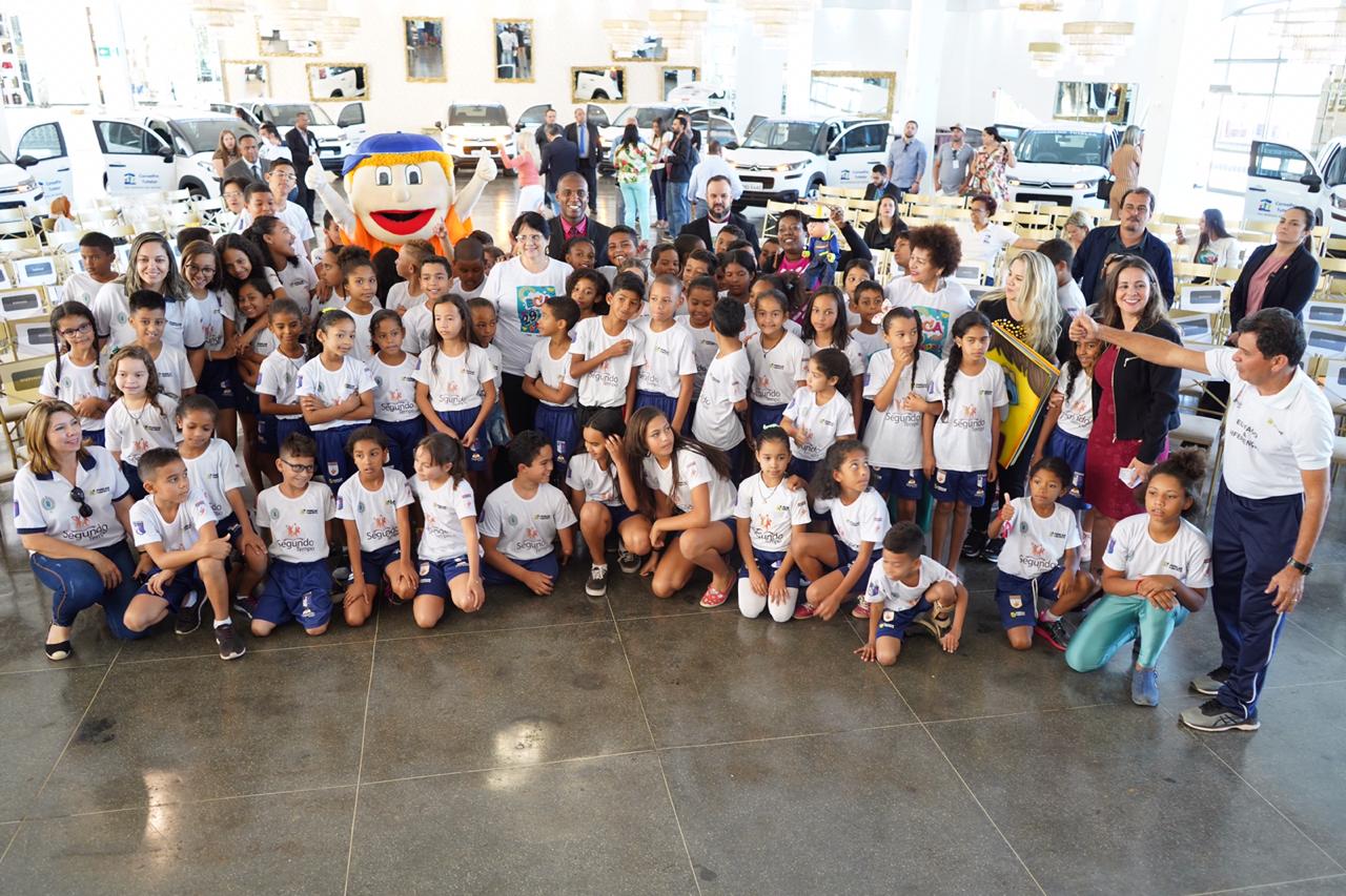 Durante celebração dos 29 anos do ECA, ministra Damares Alves entrega oito veículos aos Conselhos Tutelares do DF