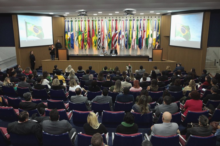 Ministra Damares Alves realiza cerimônia de entrega dos 200 dias de governo