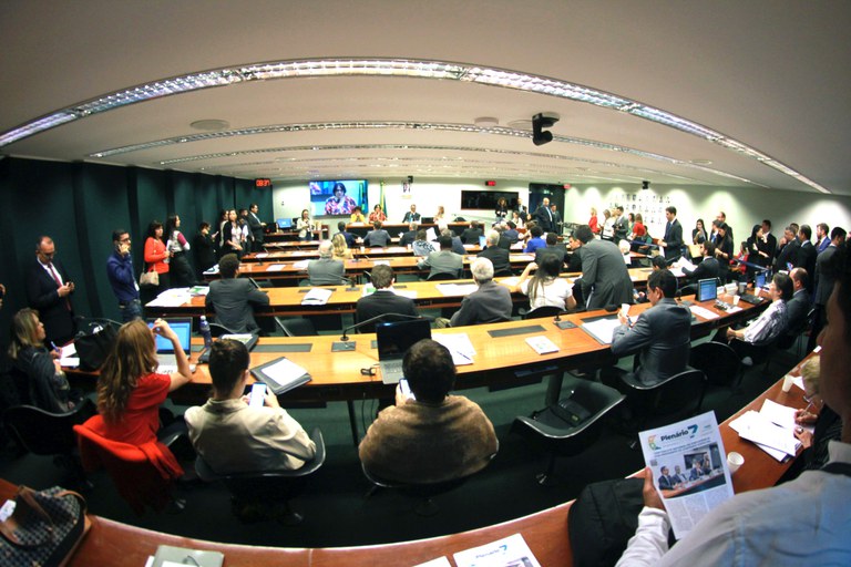 Ministra Damares debate ações e projetos durante sessão na Câmara dos Deputados