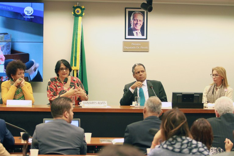 Ministra Damares debate ações e projetos durante sessão na Câmara dos Deputados